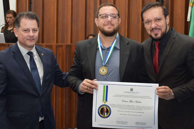 Imagem: Deputado Renato Câmara, homenageado Vinícius Alves Martins e deputado Lucas de Lima